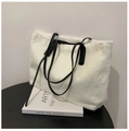 Primer plano de bolso tote blanco de felpa suave con asas negras de contraste - Blanco