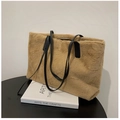 Detalle de bolso tote de piel sintética caqui suave con asas de cuero negro fino - Caqui