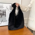 Elegante borsa tote in ecopelliccia nera con morbida texture e grande capacità interna - Nero
