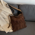 Sac hobo marron foncé en daim avec trois rangées de franges et bandoulière large - Marron