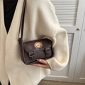 Borsa a tracolla in ecopelle marrone con toppa a cucciolo e fibbie quadrate vintage - Marrone