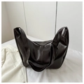 Detalle de bolso hobo grande marrón oscuro en cuero sintético brillante con correa ancha - Marrón Oscuro