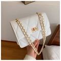 Detail van de witte gewatteerde handtas met gouden draaisluiting en lederen kettingriem - Beige