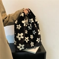 Elegante borsa tote in peluche bianca e nera con motivo a margherita e soffice ecopelliccia - Nero Floreale