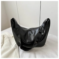 Primer plano del bolso tote negro brillante con costuras verticales y cremallera metálica - Negro