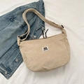 Borsa a tracolla in velluto a coste beige con toppa a orsetto e tracolla regolabile - Cachi