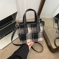 Zwart-wit geruite crossbody handtas met lederen handvatten en gouden metalen sluitingen - Khaki