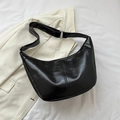 Dettaglio borsa a mezzaluna in pelle PU lucida nera con fibbia argento e cuciture - Nero