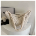 Dettaglio della borsa hobo trapuntata beige con motivi a rombi e manico decorativo annodato - Bianco