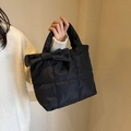 Schwarze gesteppte Daunen-Handtasche mit großem Schleifendetail und Karomuster - Schwarz