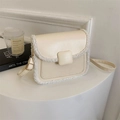 Borsa a tracolla beige in ecopelle con bordo in pelliccia sintetica e dettagli dorati - Bianco