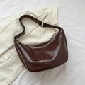 Borsa a mezzaluna marrone scuro in pelle lucida con tracolla regolabile per donna - Marrone Scuro