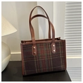 Bolso tote de lana a cuadros con ribete de cuero marrón y remaches dorados - café