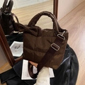 Kaffeebraune gesteppte Puffer-Handtasche mit seitlicher Schleife und Schultergurt - Braun