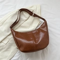 Dettaglio borsa a mezzaluna in pelle PU marrone caramello con fibbie su blazer bianco - Cuoio