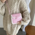 Borsa a tracolla rosa con finiture in sherpa bianco e tracolla regolabile da donna - Rosa