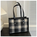 Bolso tote clásico de lana a cuadros blancos y negros con remaches dorados y asas negras - Negro