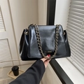 Classica borsa tote in pelle nera con catena dorata e logo frontale per il pendolarismo - Nero