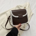 Borsa a tracolla marrone con bordo in ecopelliccia e fibbia quadrata esposta a mano - Marrone