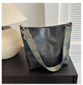 Detail van zwarte lederen tote bag met een kleurrijke boheemse jacquard schouderband - Zwart