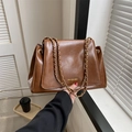 Borsa tote in ecopelle marrone con catena dorata e dettaglio testo Fashion & Bags - Marrone