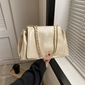Elegante borsa tote in pelle color crema con tracolla a catena dorata e scritta in metallo - Cachi