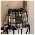 Borsa a secchiello in tweed scozzese bianco e nero con finiture in pelle e ciondolo - Con Ciondolo / Nero