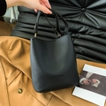 Sac seau chic noir texture litchi avec bandoulière et lettrage Fashion & Bags - Noir