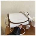 Detail van tweekleurige crossbodytas met geweven handvat en schattige olifant hanger - Met Olifanthanger / Wit