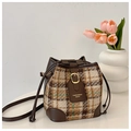 Dettaglio della borsa a secchiello a quadri retrò con finiture in pelle marrone - Stile di base / caffè