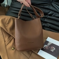 Sac seau en cuir grainé marron foncé avec anse et boucle en métal doré chic - Marron