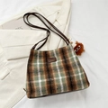 Borsa a spalla retrò in peluche a quadri marrone e oliva con ciondolo a mostriciattolo - Con Ciondolo / Verde