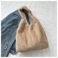 Draufsicht auf cremefarbene Plüsch-Einkaufstasche mit weicher Textur und Hobo-Stil - Mit Rosa Elfenanhänger / Khaki