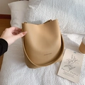 Sac seau kaki en cuir grainé avec bandoulière large et lettrage fashion - Kaki