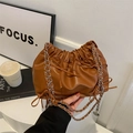 Borsa a nuvola increspata marrone con fiocco e tracolla a catena d'argento - Marrone