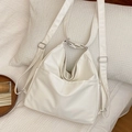 Borsa a tracolla minimalista in morbida pelle bianca con cucitura verticale e fibbie - Beige