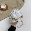 Witte gewatteerde emmertas met gouden hartjesketting op een elegante blazerachtergrond - Wit