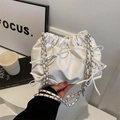 Borsa a secchiello plissettata bianca a nuvola con fiocco e tracolla a catena - Bianco