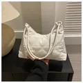Chique witte gewatteerde schoudertas met ruitpatroon en elegante goudkleurige details - Lichtbeige