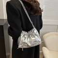 Borsa a tracolla argento metallizzato con pieghe, fiocchi e catena elegante - Argento