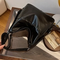 Borsa a spalla minimalista nera di grande capacità in pelle PU con dettagli argentati - Nero