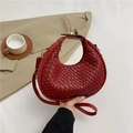 Borsa a mezzaluna in pelle intrecciata rosso scuro con hardware dorato e tracolla - Rosso