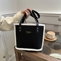 Borsa tote in tela nera con finiture in lana di agnello bianca e logo dorato - Nero