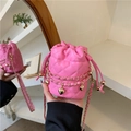 Roze gewatteerde emmertas met gouden hartjesketting en trekkoordsluiting - Roze