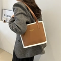 Borsa tote in pelle marrone con bordo in finta pelliccia bianca e logo stampato - Marrone