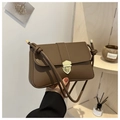 Dettaglio della borsa a tracolla in pelle marrone scuro con chiusura dorata e nodo - Marrone scuro