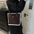 Borsa tote in camoscio marrone scuro con bordo in montone bianco e logo dorato - Marrone