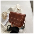Dettaglio borsa a tracolla marrone vintage con ampia tracolla a motivi etnici - Marrone