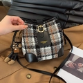 Retro-Eimer-Tasche aus Tweed in Schwarz und Orange mit einem Hasen-Anhänger - Mit Anhänger / Schwarz