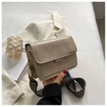 Dettaglio della borsa a tracolla con tracolla in stile etnico e pelle vintage - Beige